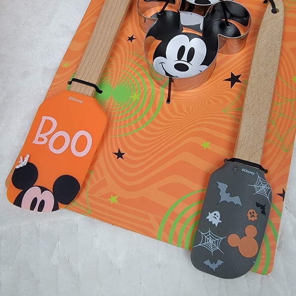 Halloween Bundle of Disney 4 piece set and Scary the Ty Beanie Baby - Picture 11 of 13